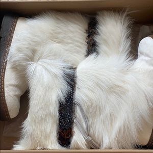 White Furry Warm winter boots LIKE BRAND NEW